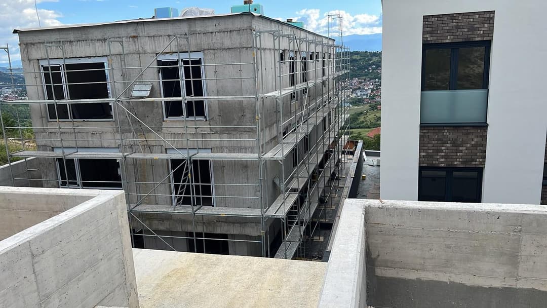 Nova pocinčana skela postavljena uz pročelje višekatnice u izgradnji